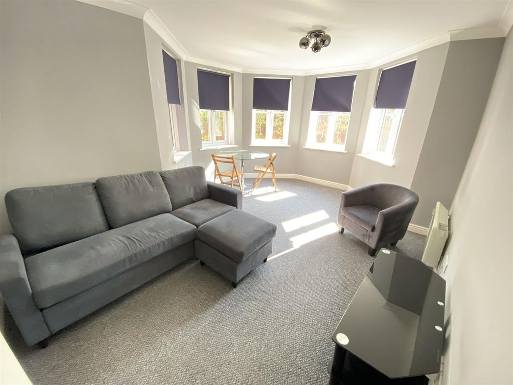 Property photo 2 of 17 Lounge