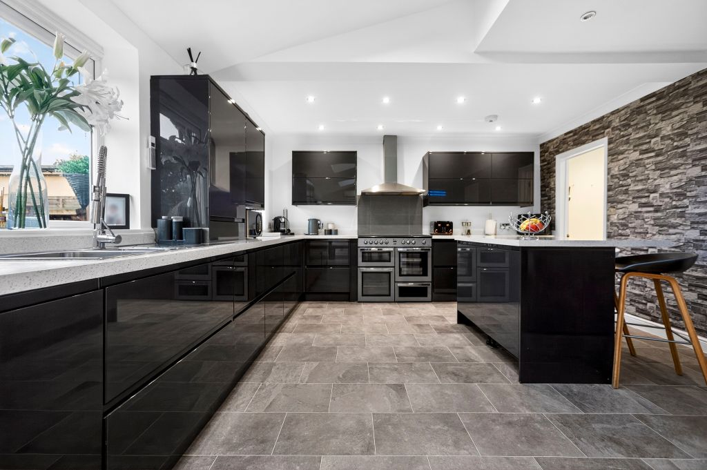 Property photo 2 of 20 Kitchen