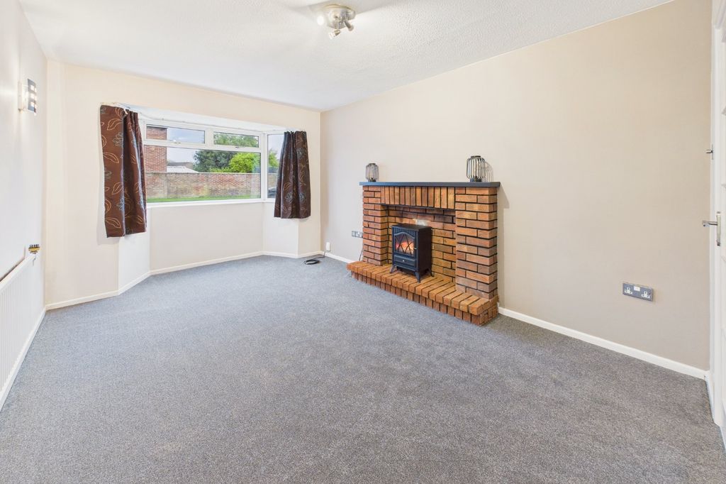 Property photo 3 of 19 Living Room