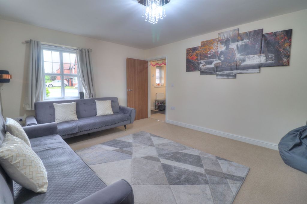 Property photo 3 of 19 Lounge