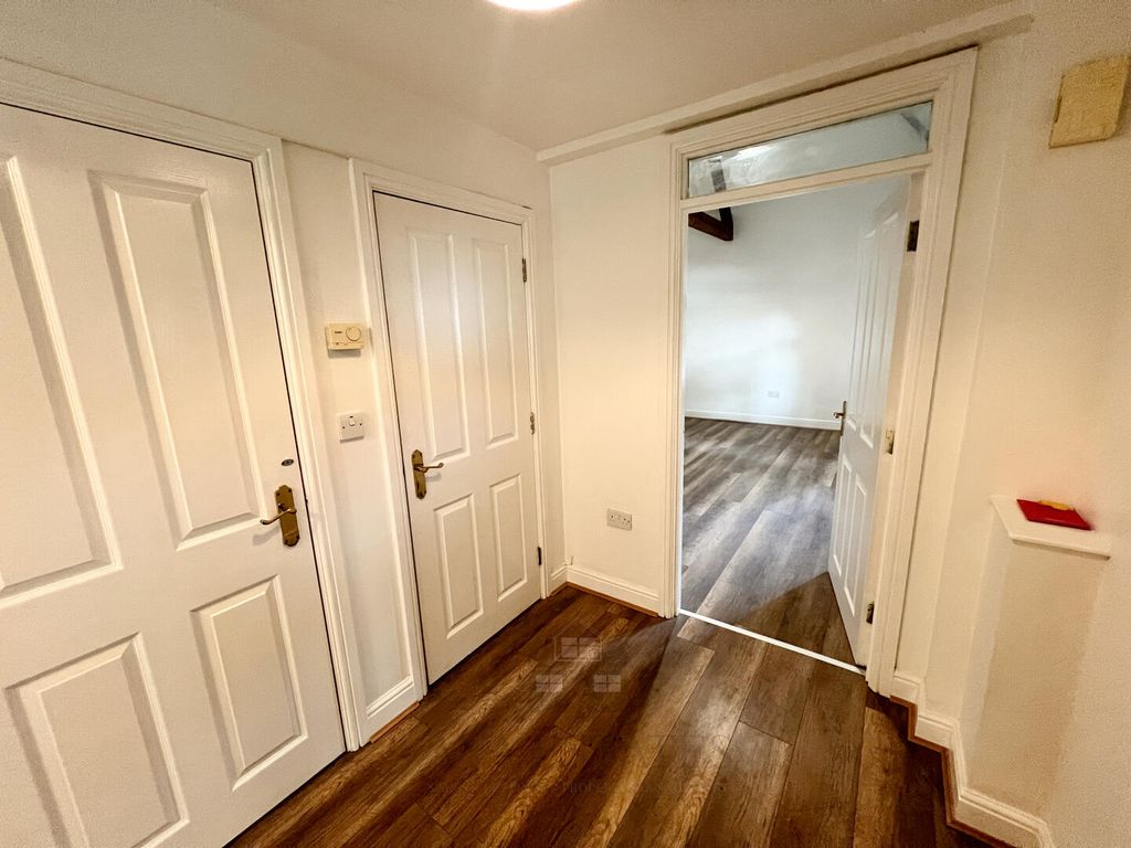 Property photo 2 of 10 Hallway