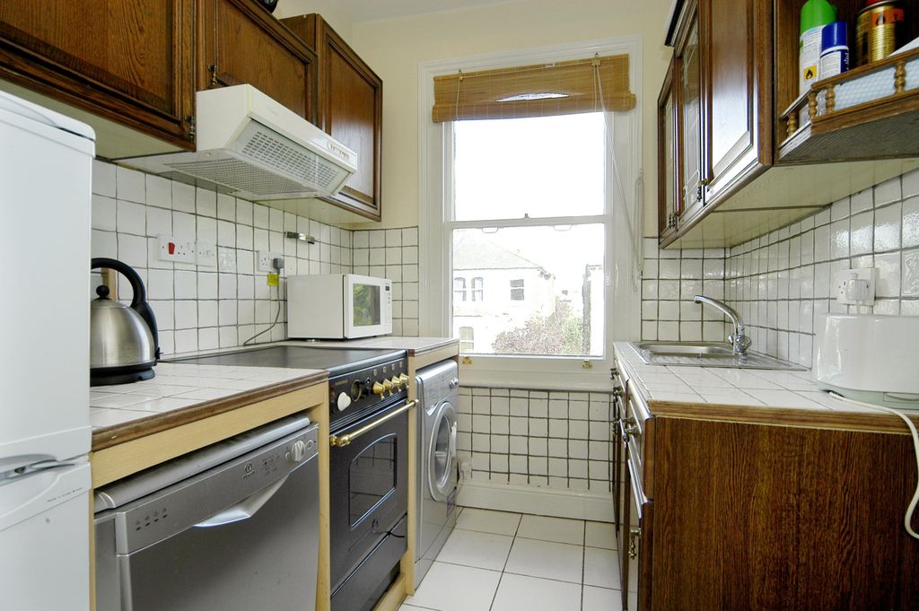 Property photo 3 of 7 Kitchen