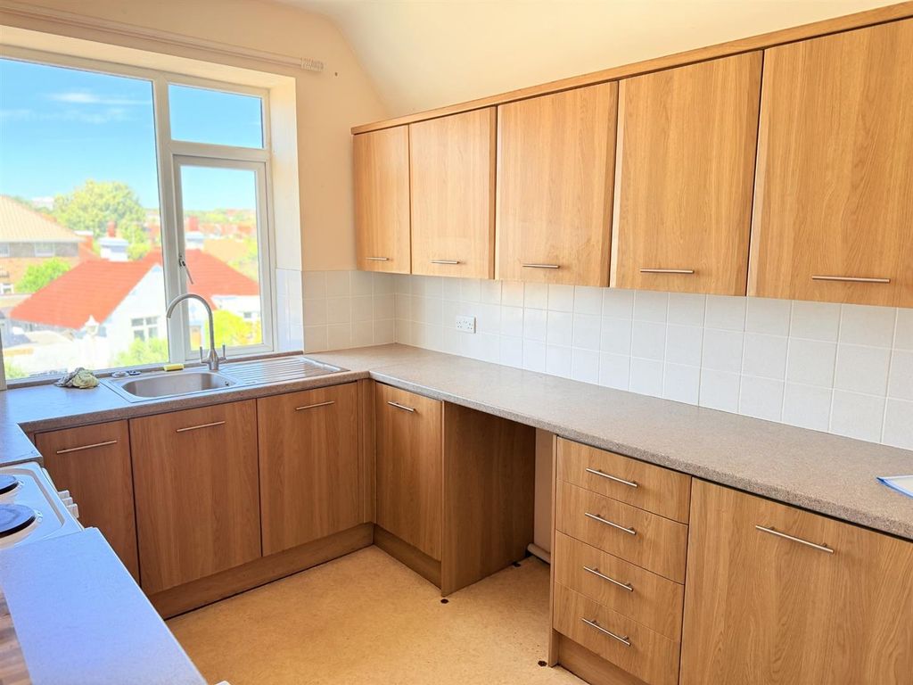 Property photo 3 of 10 Kitchen