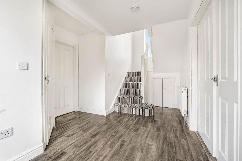 Property photo 2 of 31