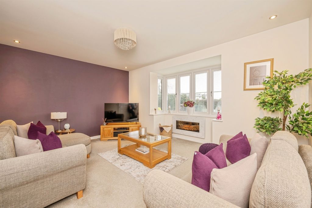 Property photo 3 of 17 Lounge