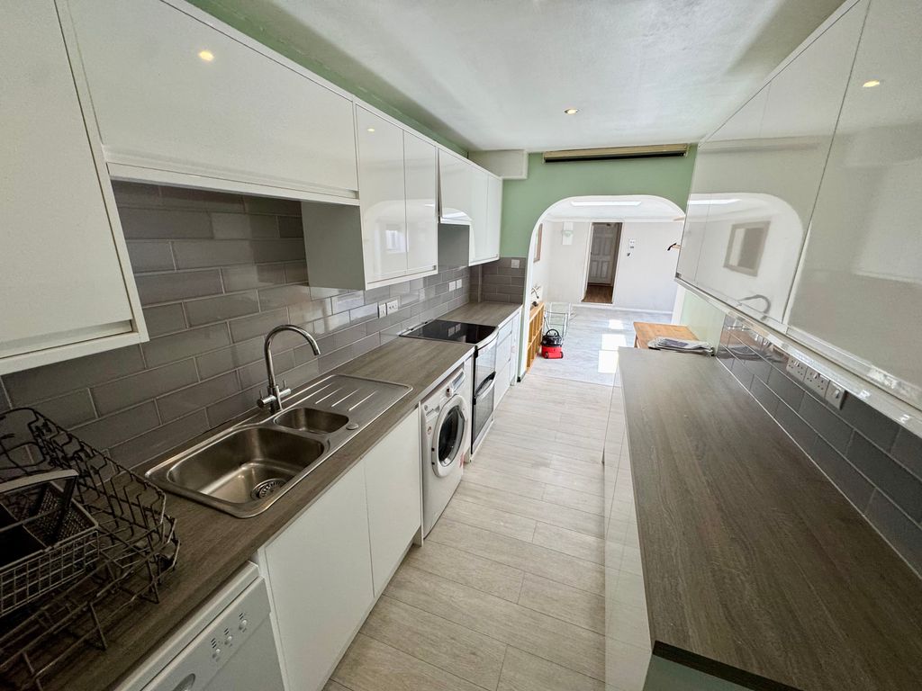 Property photo 2 of 7 19B Woodbridge Road - Kitchen