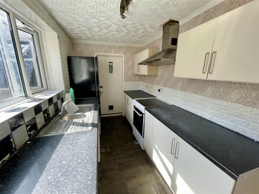 Property photo 3 of 9 Kitchen