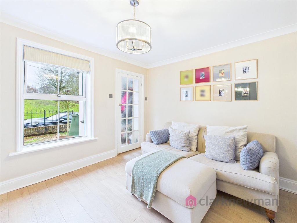 Property photo 3 of 13 Lounge