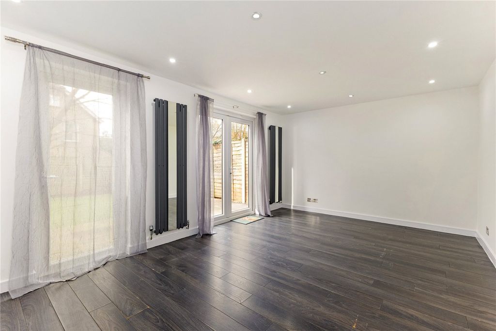 Property photo 3 of 10 Living/Dining