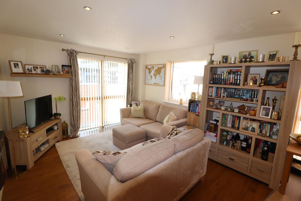Property photo 3 of 9 Photo 04