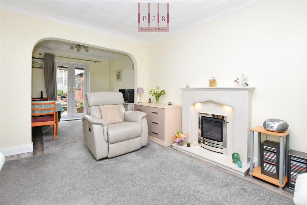 Property photo 3 of 20 Lounge V2.Jpg