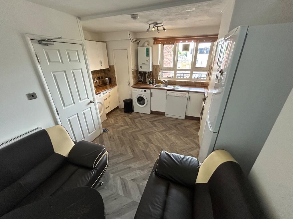 Property photo 2 of 11 Kitchen