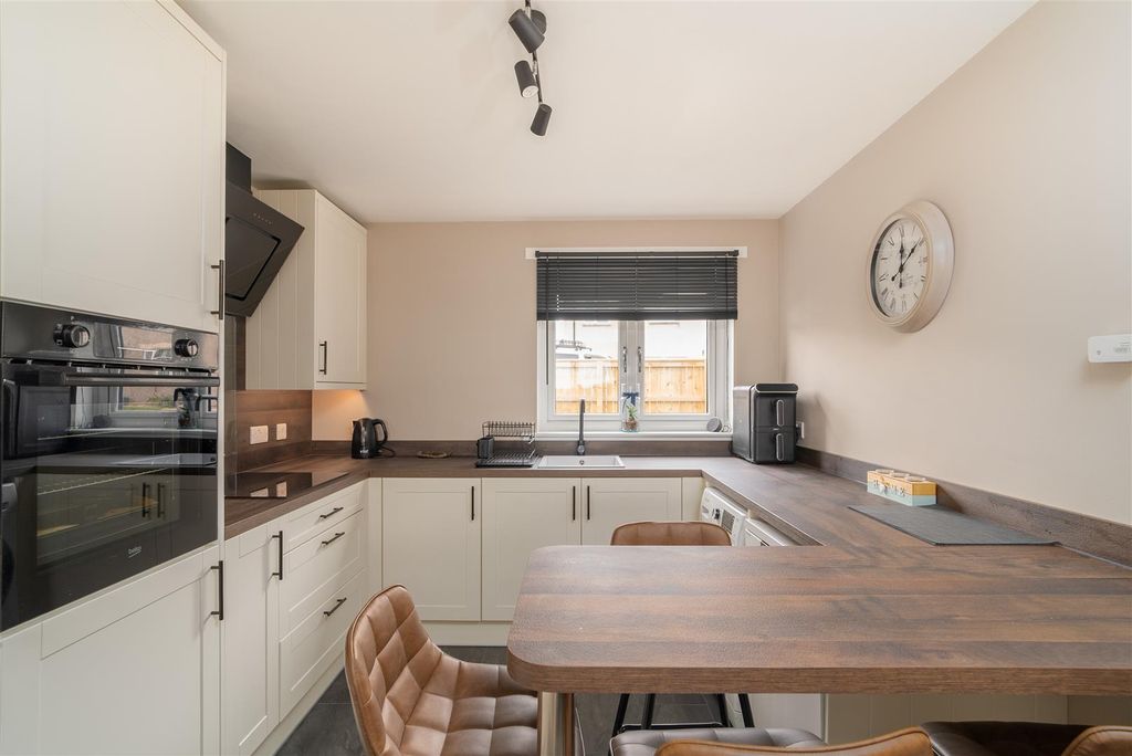 Property photo 2 of 23 47_Springwood_Rise-07.Jpg