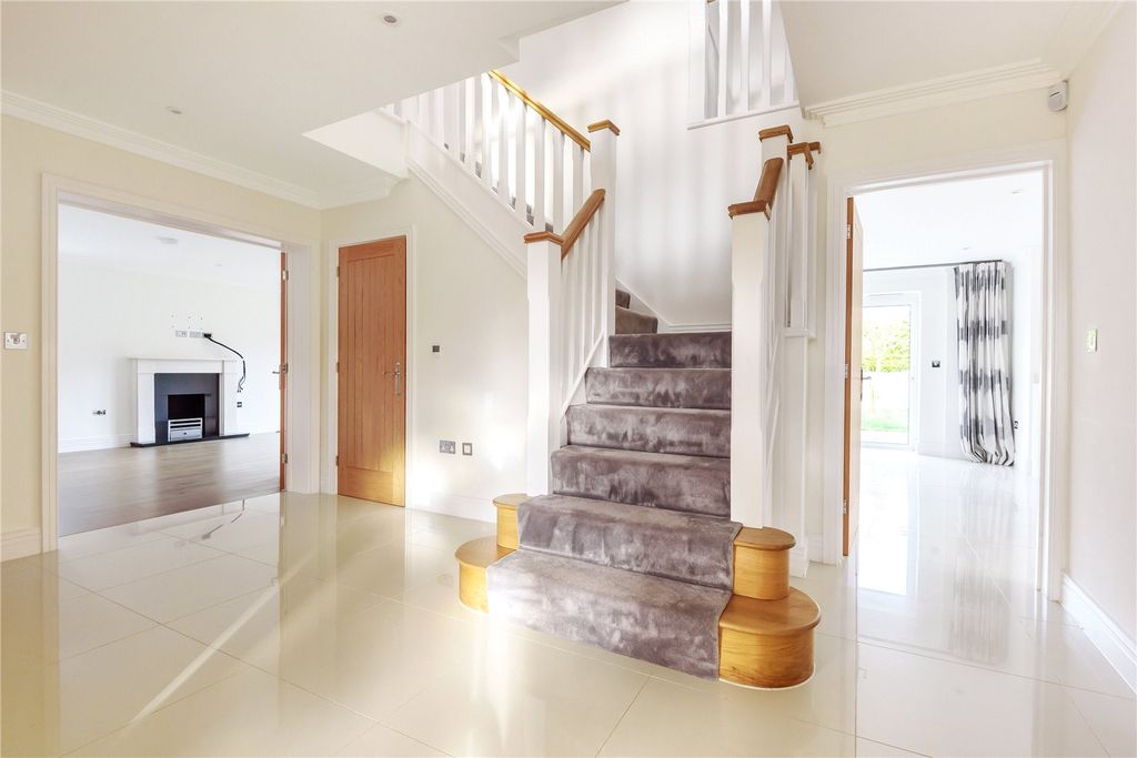 Property photo 2 of 10 Hallway