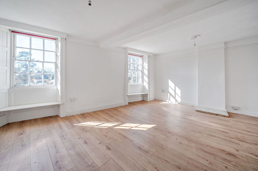 Property photo 3 of 9 Lounge