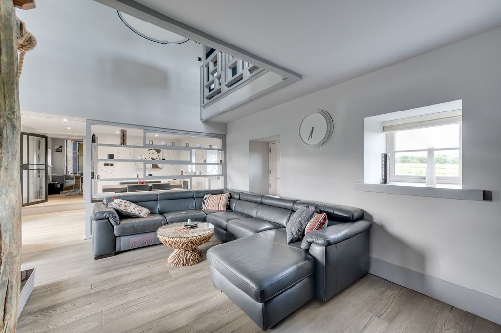 Property photo 3 of 53