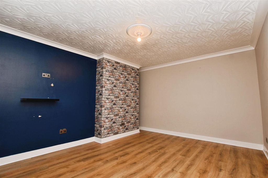 Property photo 3 of 22 Lounge