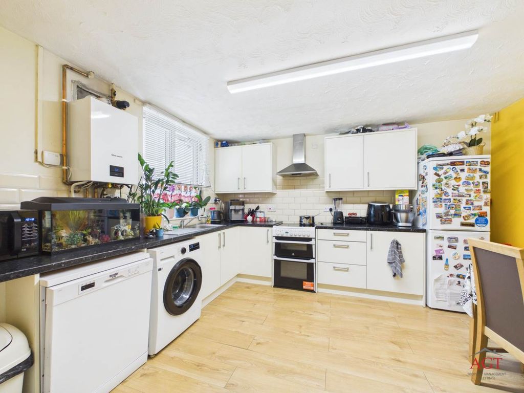 Property photo 3 of 13 Kitchen