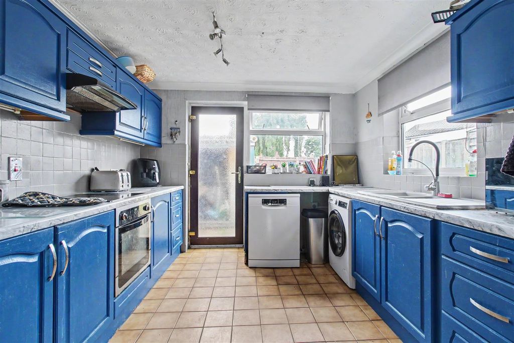 Property photo 3 of 18 Kitchen