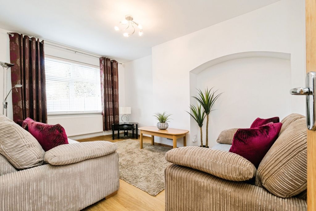 Property photo 2 of 17 Lounge