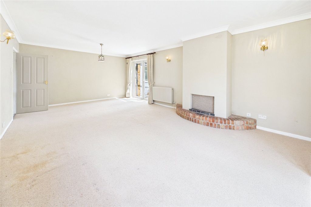 Property photo 2 of 33 Living Room