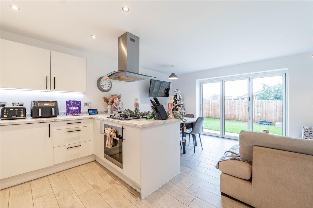 Property photo 3 of 20 Kitchen/Dining Room