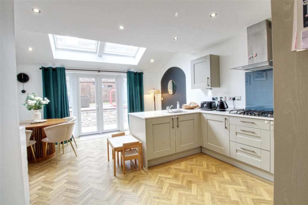 Property photo 1 of 10 4 Bed Terraced House To Rent Reynolds Close, Colliers Wood And Mitcham Border, Sw19