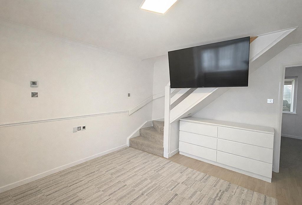 Property photo 3 of 12 Lounge