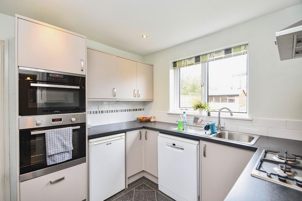 Property photo 2 of 17 25Woodlandsgrove-12.Jpg