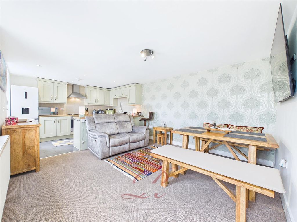 Property photo 3 of 36 Cam04884G0-Pr0148-Still027.Jpg