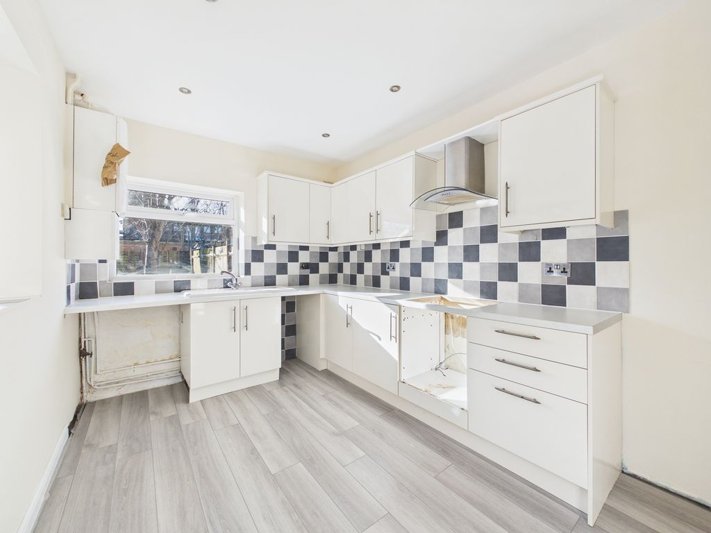 Property photo 3 of 8 Kitchen