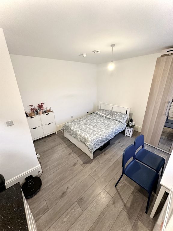 Property photo 1 of 5 A Spacious First Floor Self-Contained Studio Flat In N13!