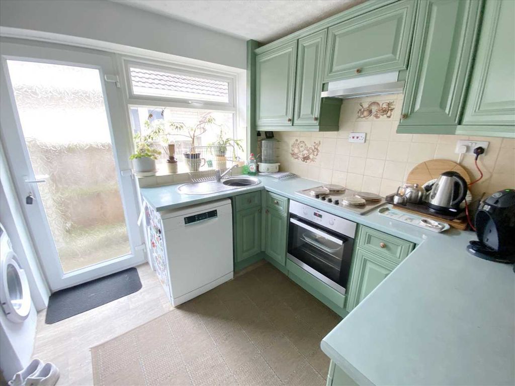 Property photo 3 of 11 Kitchen: