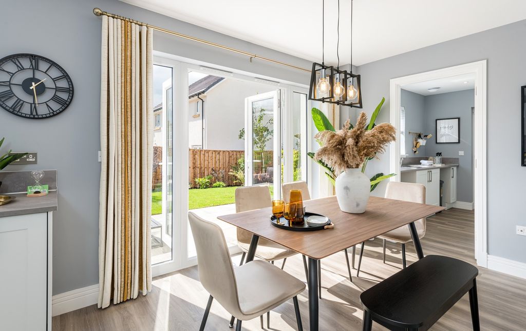 Property photo 3 of 16 Weaver's Brae, Kirkintilloch