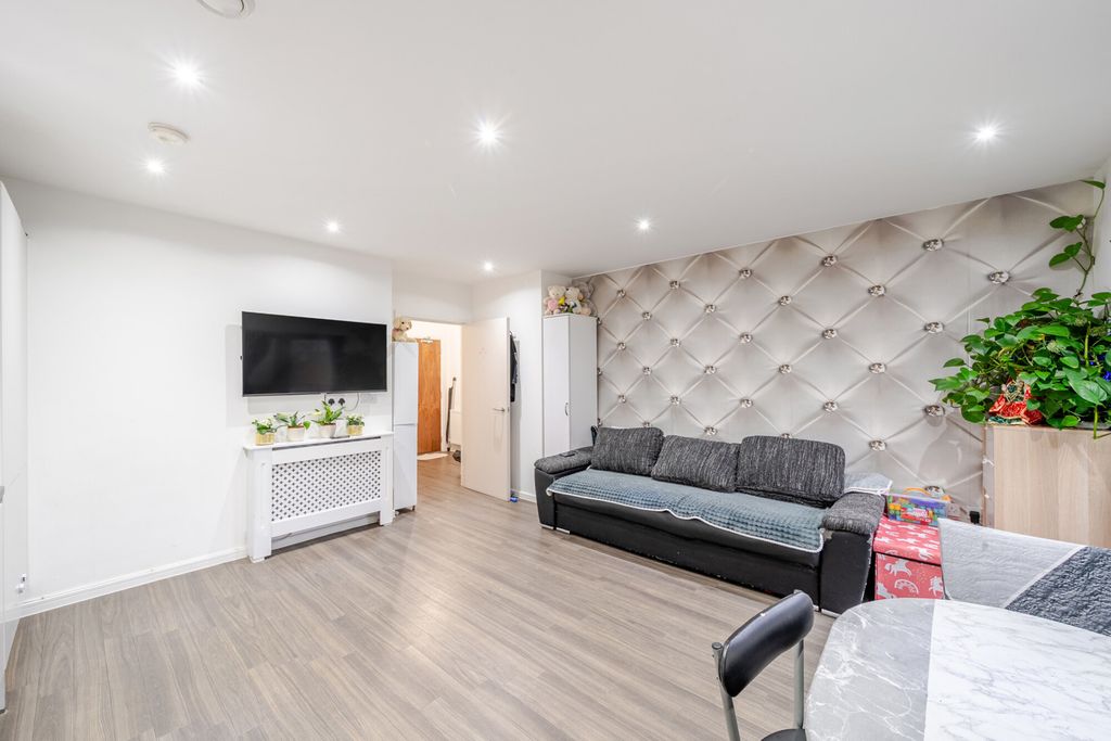 Property photo 3 of 15 1406735-12-6981Ca...