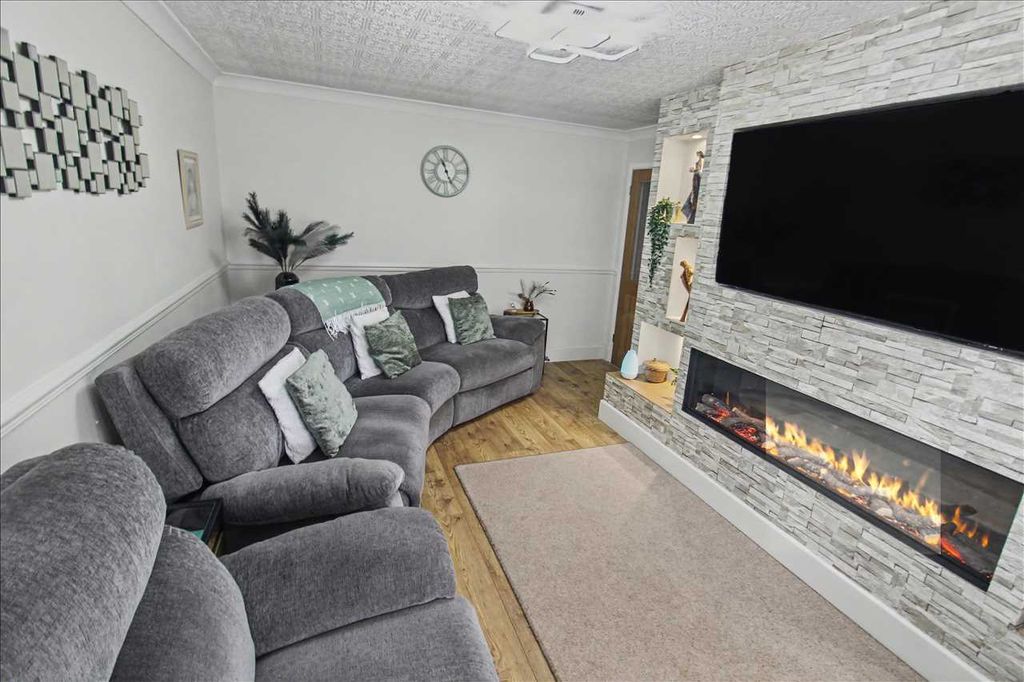 Property photo 3 of 22 Lounge