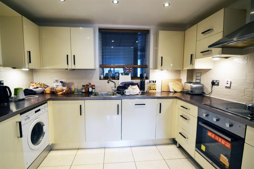 Property photo 3 of 6 Kitchen