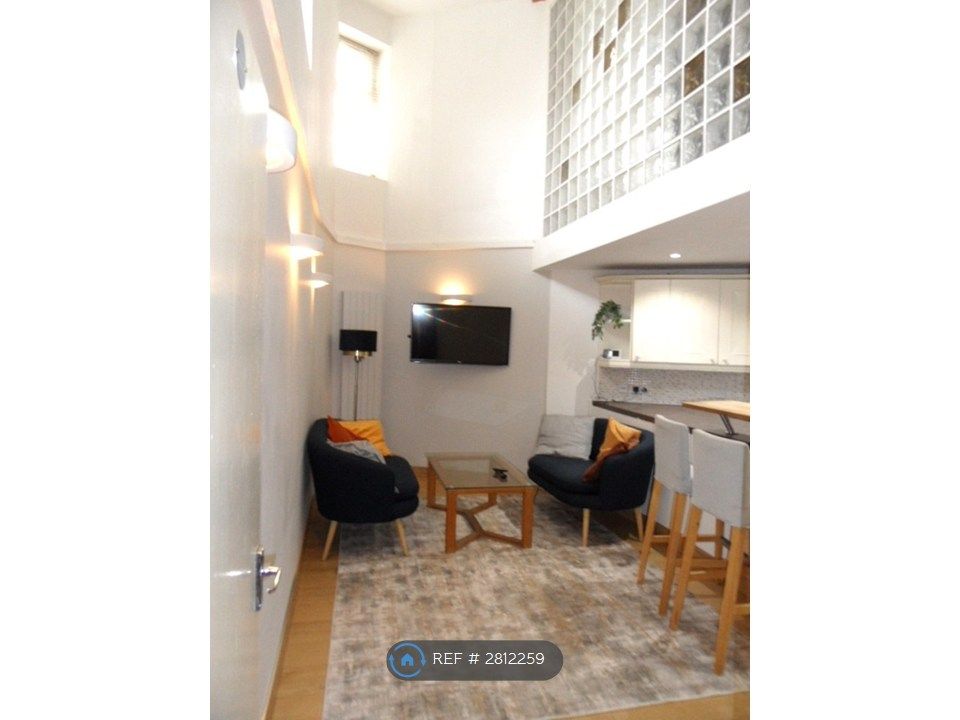 Property photo 2 of 9 Galleried Lounge