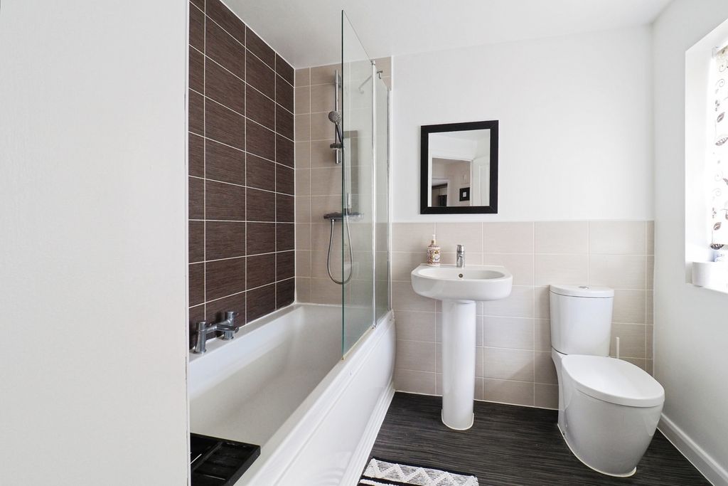 Property photo 3 of 15 Bathroom