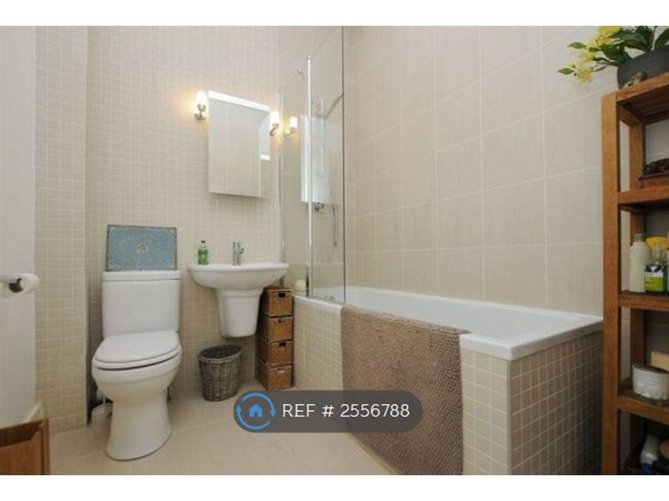 Property photo 3 of 10 Bathroom