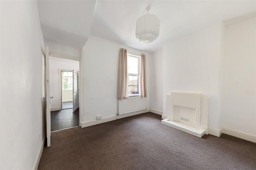 Property photo 3 of 25 Lansdowne Road, E17