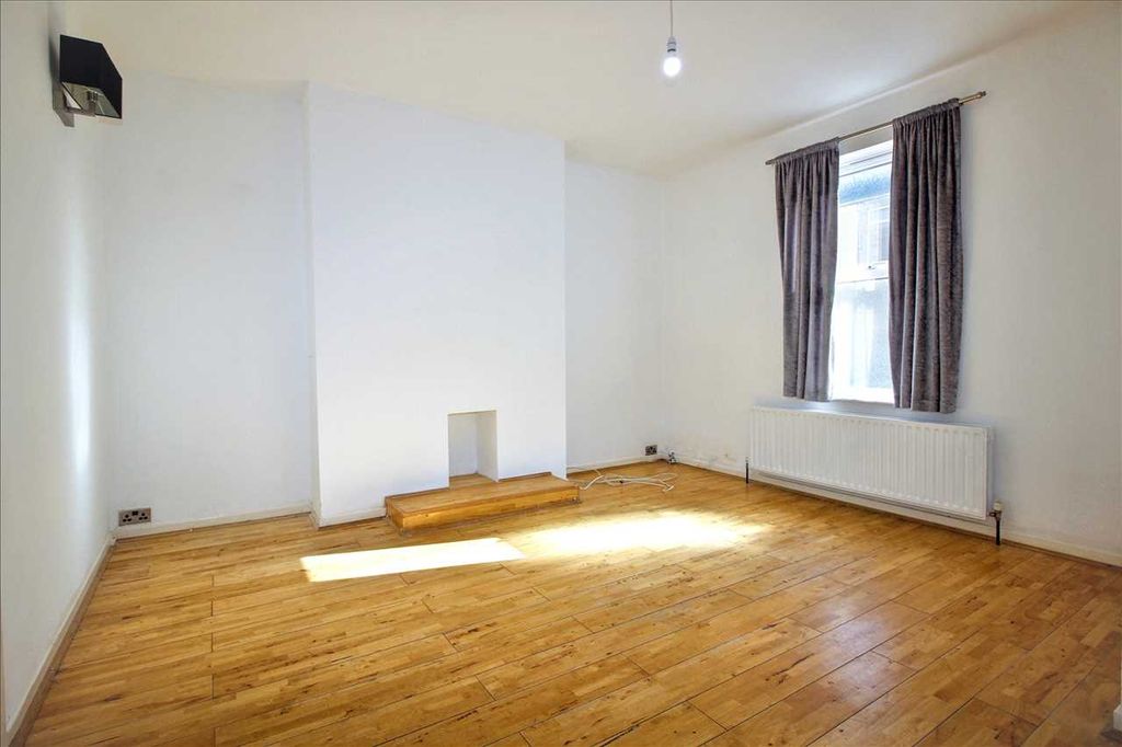 Property photo 2 of 11 Lounge