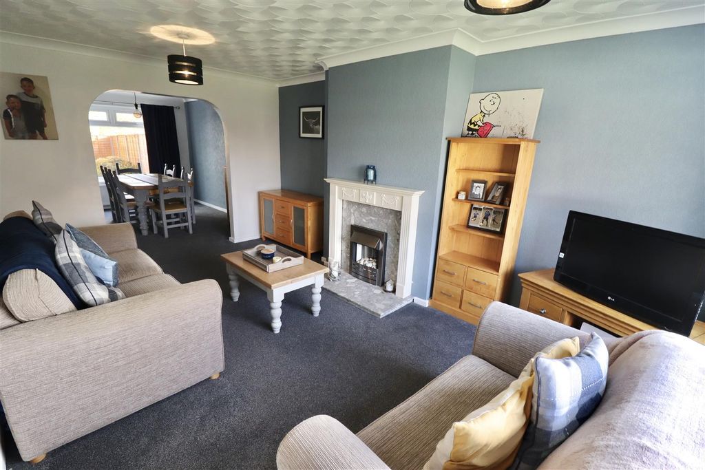 Property photo 2 of 19 Lounge