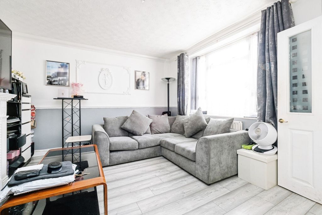 Property photo 3 of 17 Lounge