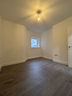 Property photo 3 of 6 Room