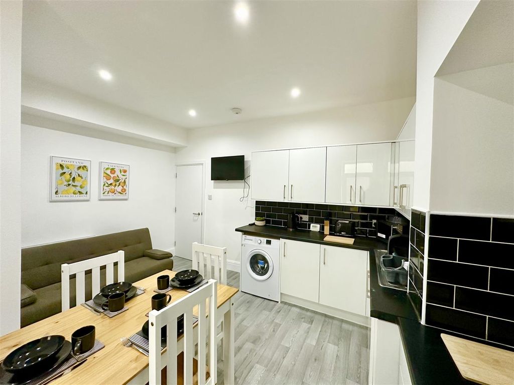 Property photo 1 of 10 Communal Kitchen Living Area