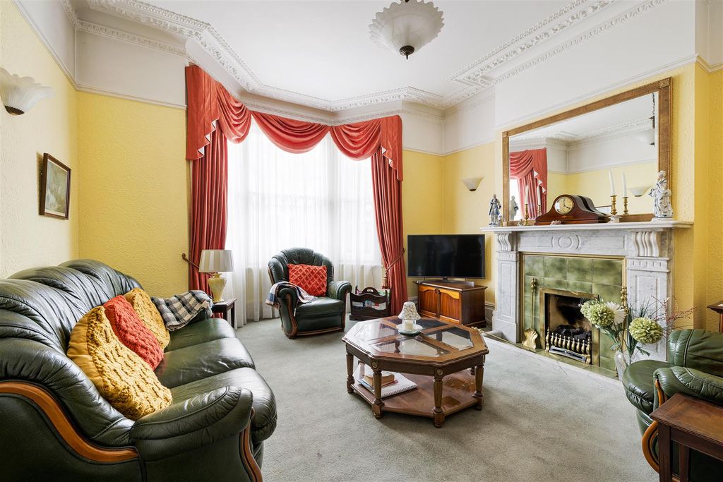 Property photo 2 of 38 Dover Road, E12