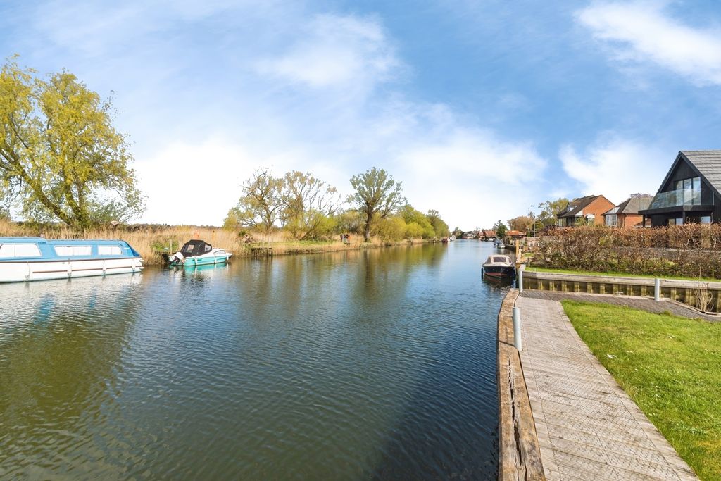 Property photo 2 of 37 Riverside