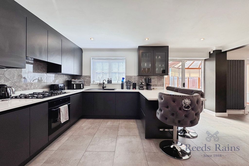 Property photo 3 of 31 Kitchen