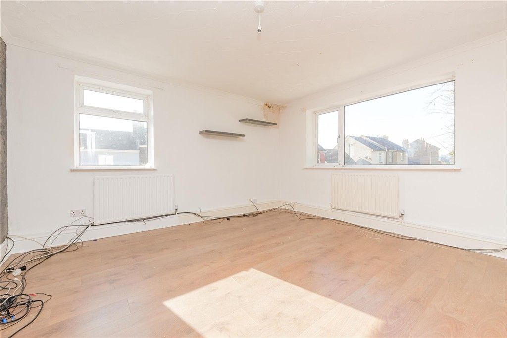 Property photo 2 of 11 Lounge